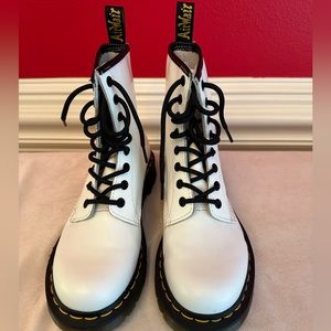 The most perfect white Docs! Never worn. Don’t have the box tho.